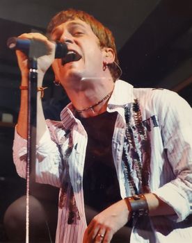 photo of Rob Thomas performing at the Coliseum in 2003