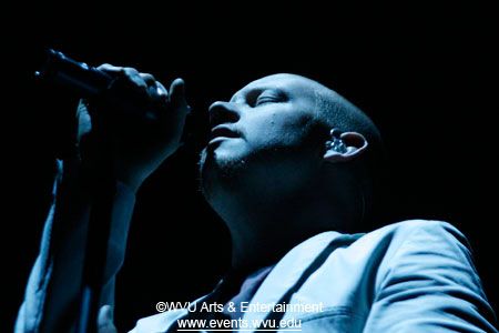 Issac Slade of The Fray singing at the Coliseum in 2009