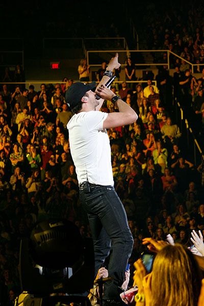 Luke Bryan acknowledging the crowd at the Coliseum in 2013