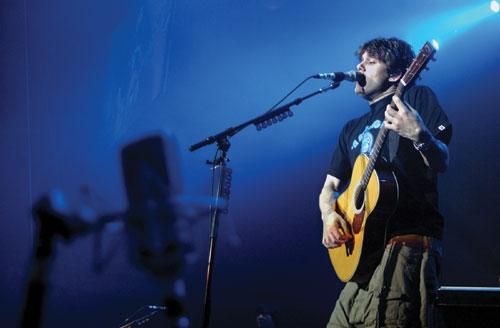 John Mayer performing at the Coliseum in 2004. Courtesy of the Daily Athenaeum.